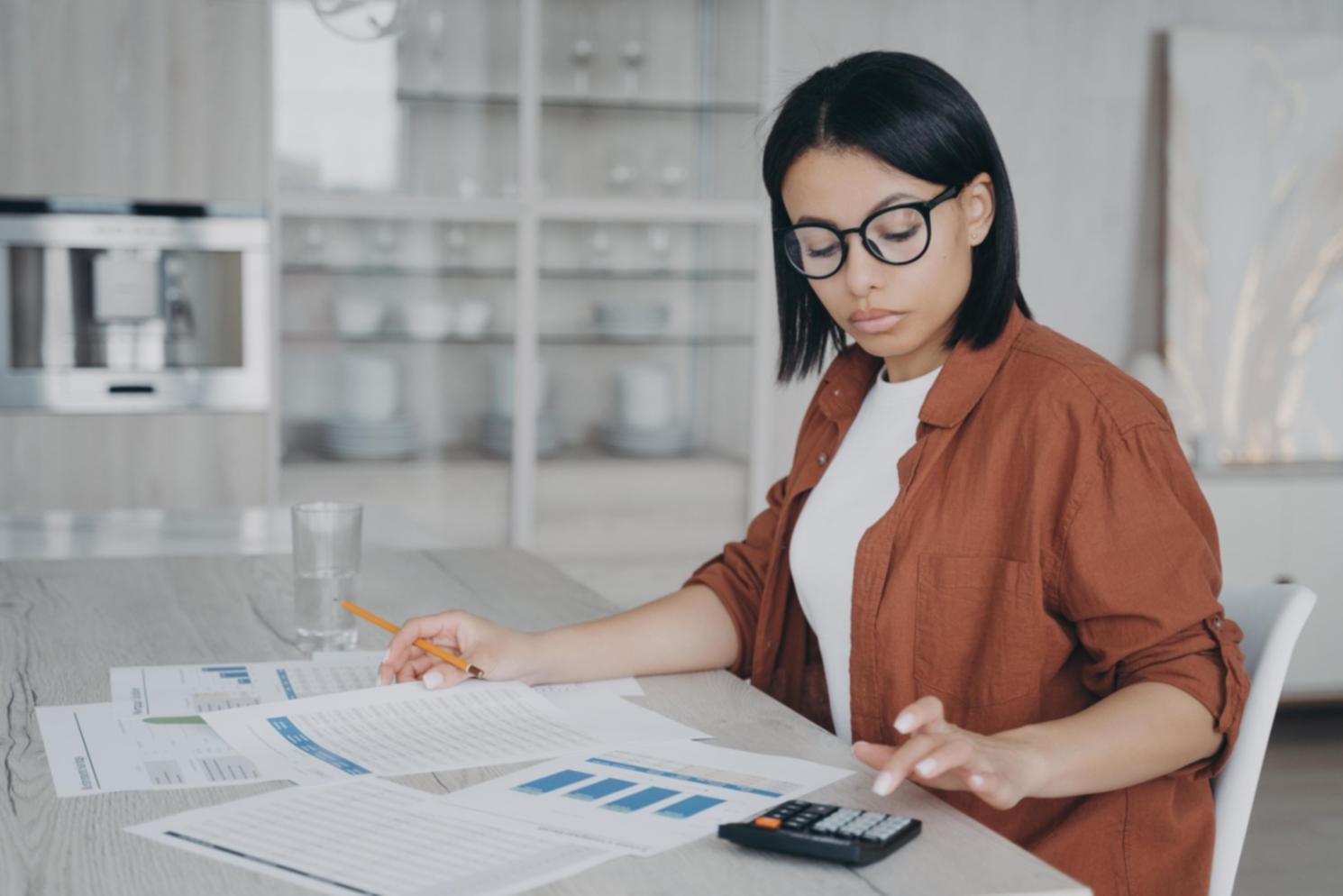 Profesionales trabajando en análisis financiero